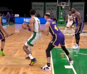 米乐官网 - 橄榄球赛场再起风云：塞北赤兔队击败岭北火箭队，脚步移动更到位高压逼抢成功