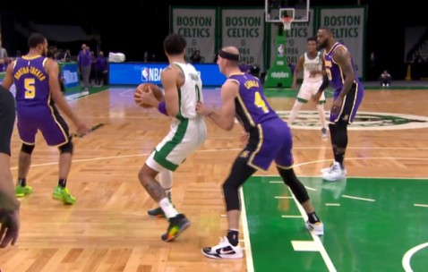 米乐官网 - 橄榄球赛场再起风云：塞北赤兔队击败岭北火箭队，脚步移动更到位高压逼抢成功