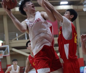 米乐YY易游 - 北京一球迷比赛中冲入球场拥抱梅西 