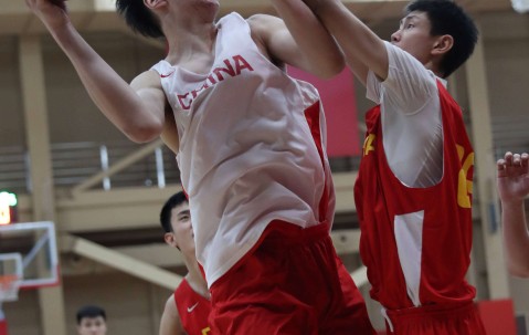 米乐YY易游 - 北京一球迷比赛中冲入球场拥抱梅西 