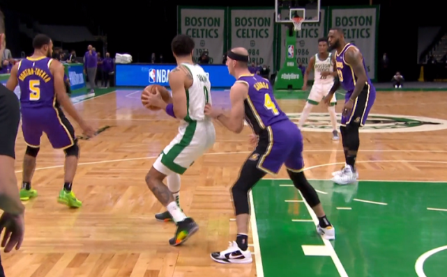 橄榄球赛场再起风云:塞北赤兔队击败岭北火箭队,脚步移动更到位高压逼抢成功 橄榄球赛场再起风云:塞北赤兔队击败岭北火箭队,脚步移动更到位高压逼抢成功