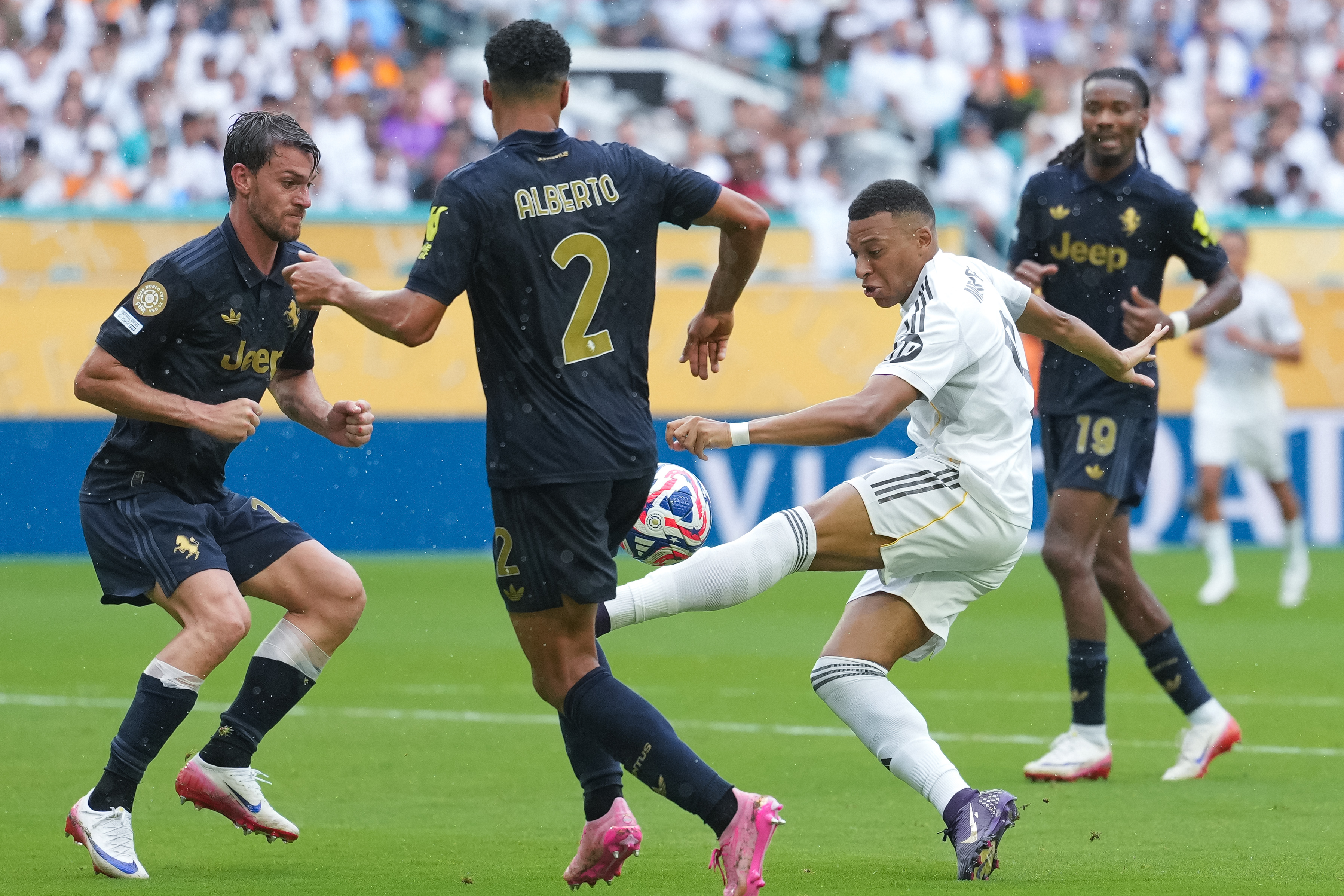 皇家马德里篮球队发布备战花絮;今夜内部沟通;世俱杯任务艰巨;临场指挥获称赞的简单介绍 皇家马德里篮球队发布备战花絮;今夜内部沟通;世俱杯任务艰巨;临场指挥获称赞的简单介绍