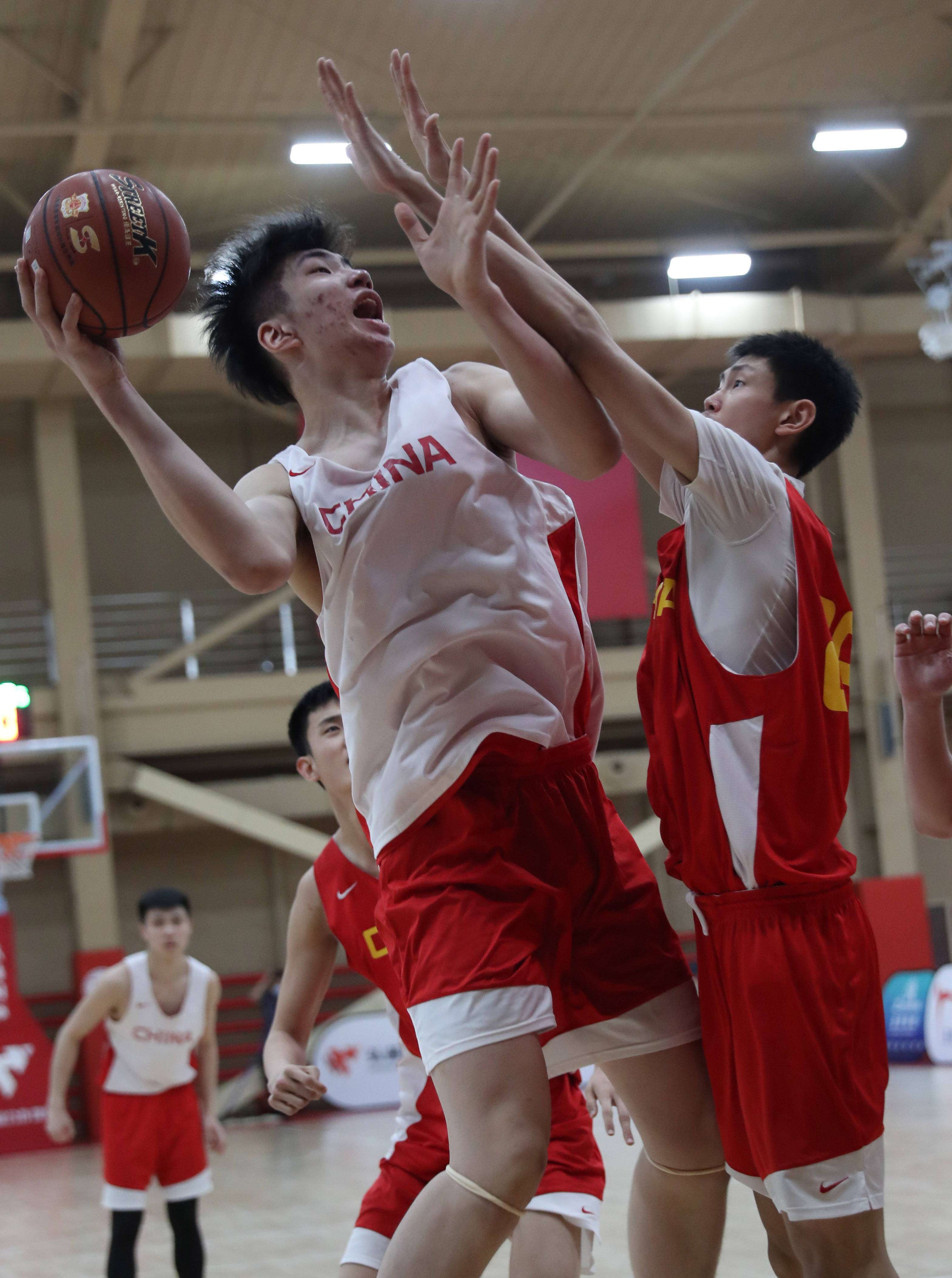 北京一球迷比赛中冲入球场拥抱梅西 北京一球迷比赛中冲入球场拥抱梅西