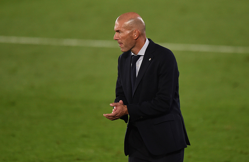 北京一球迷比赛中冲入球场拥抱梅西 北京一球迷比赛中冲入球场拥抱梅西